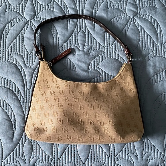 Dooney & Bourke Handbags - Cute Dooney and Bourke Purse